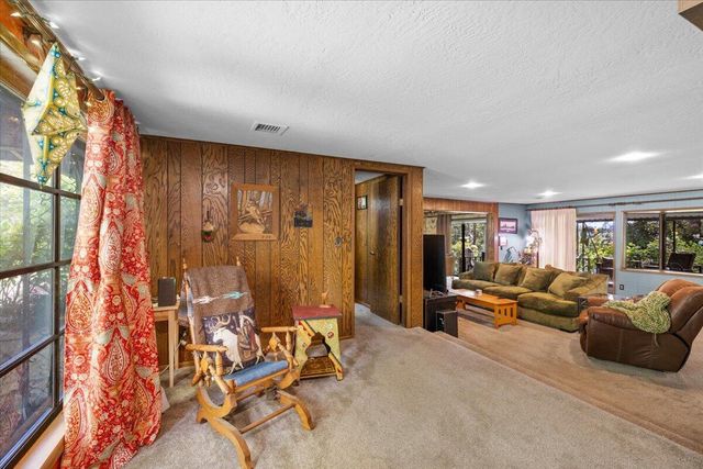 1625 NE Hillcrest Drive, Grants Pass, OR 97526