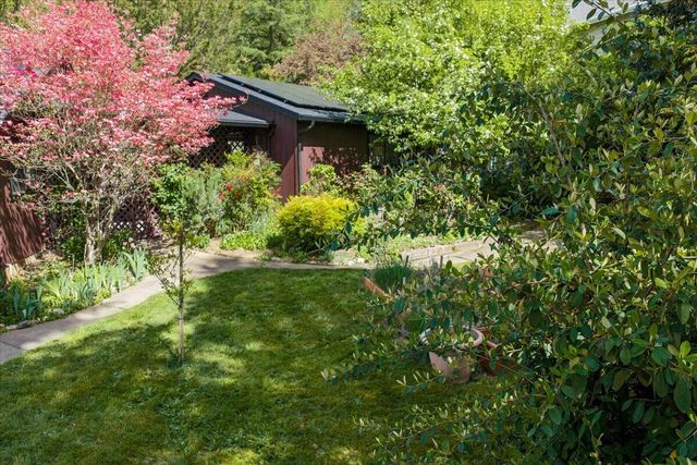 1625 NE Hillcrest Drive, Grants Pass, OR 97526