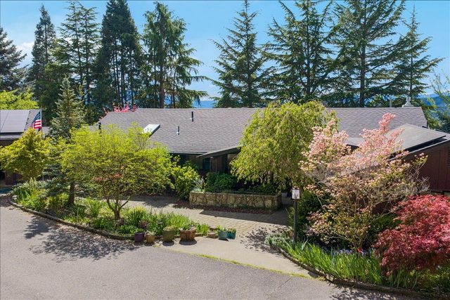 1625 NE Hillcrest Drive, Grants Pass, OR 97526