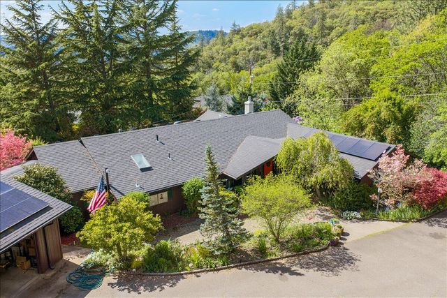 1625 NE Hillcrest Drive, Grants Pass, OR 97526
