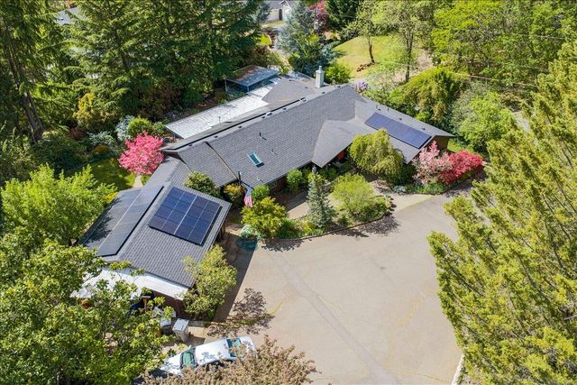 1625 NE Hillcrest Drive, Grants Pass, OR 97526