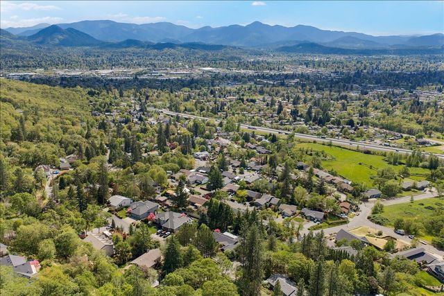 1625 NE Hillcrest Drive, Grants Pass, OR 97526