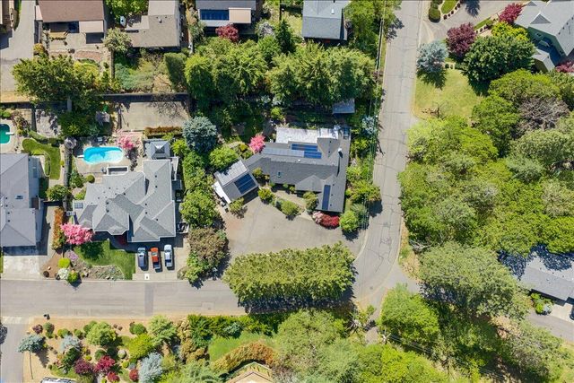 1625 NE Hillcrest Drive, Grants Pass, OR 97526