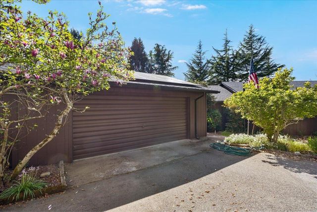 1625 NE Hillcrest Drive, Grants Pass, OR 97526