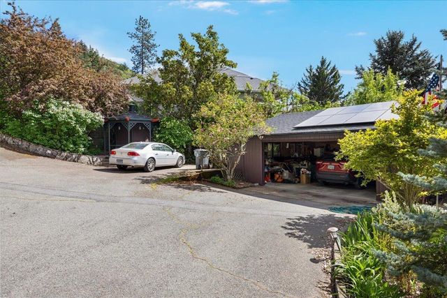 1625 NE Hillcrest Drive, Grants Pass, OR 97526