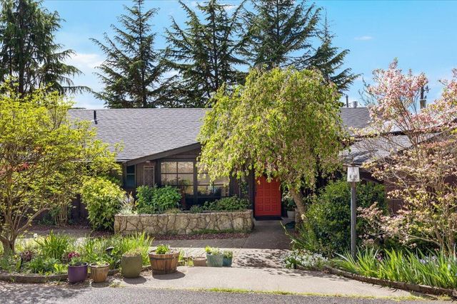 1625 NE Hillcrest Drive, Grants Pass, OR 97526