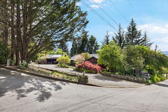 1625 NE Hillcrest Drive, Grants Pass, OR 97526