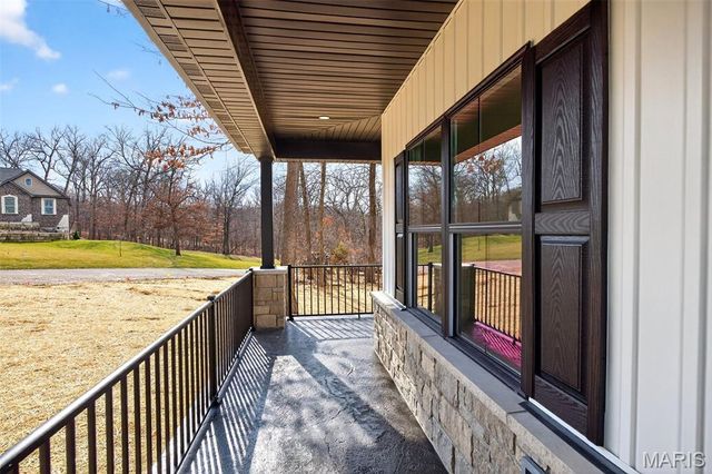 55 Lake Bend Drive, Winfield, MO 63389