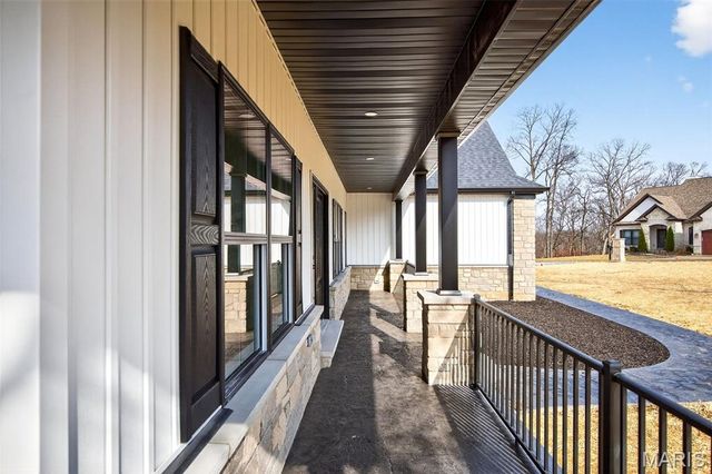 55 Lake Bend Drive, Winfield, MO 63389