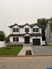 49 N Glenwood Drive, Bergenfield, NJ 07621