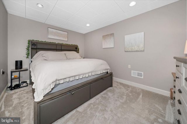 33 WATERTON DR, Bear, DE 19701