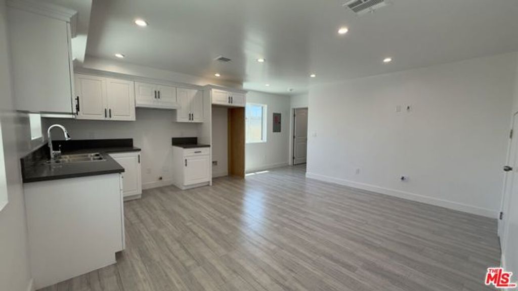 9011 Holmes Avenue B, Los Angeles, CA 90002