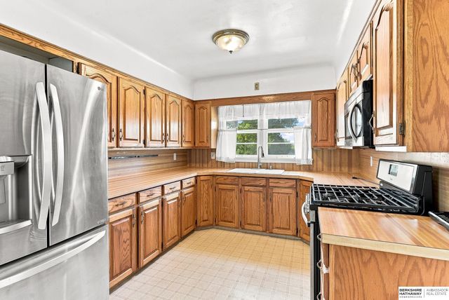 6102 Country Club Road, Omaha, NE 68152