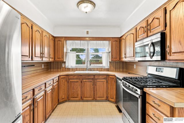 6102 Country Club Road, Omaha, NE 68152