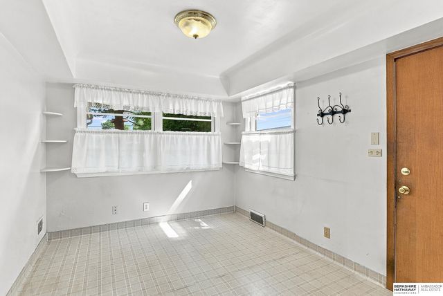 6102 Country Club Road, Omaha, NE 68152