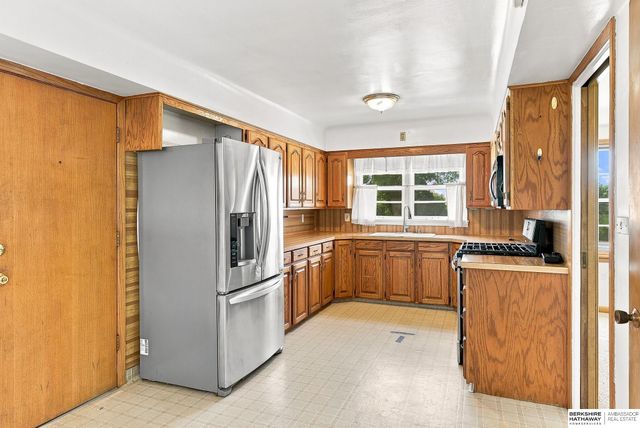 6102 Country Club Road, Omaha, NE 68152