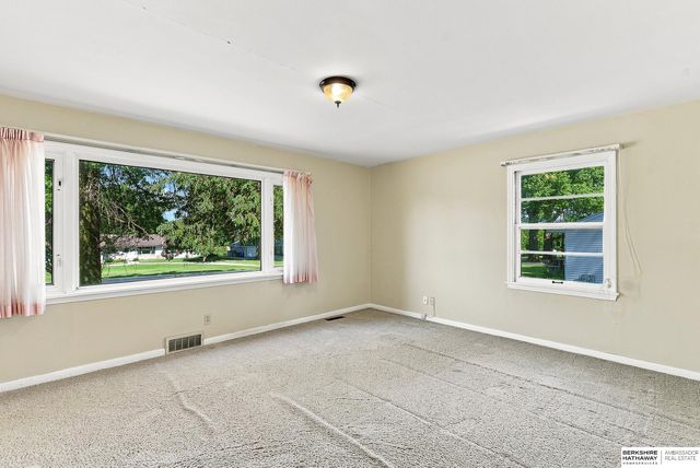 6102 Country Club Road, Omaha, NE 68152