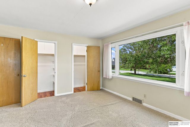 6102 Country Club Road, Omaha, NE 68152