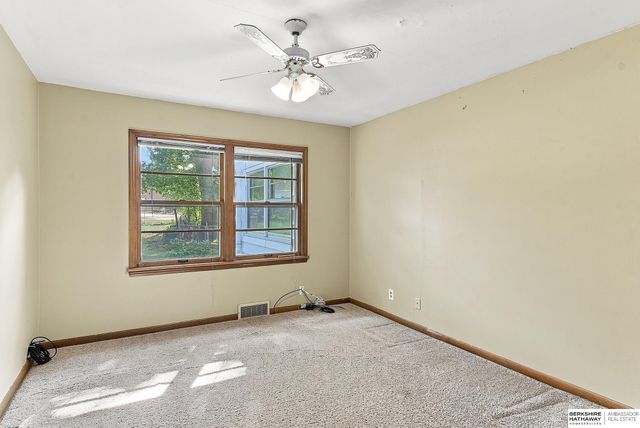 6102 Country Club Road, Omaha, NE 68152