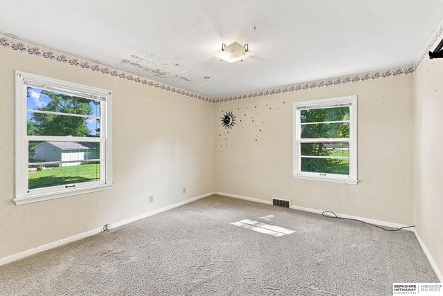 6102 Country Club Road, Omaha, NE 68152