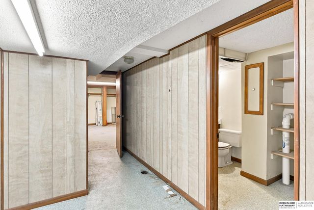 6102 Country Club Road, Omaha, NE 68152