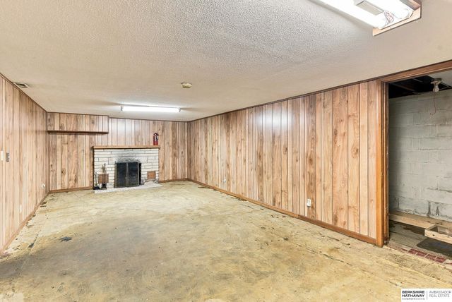 6102 Country Club Road, Omaha, NE 68152