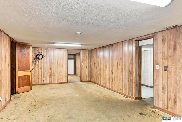 6102 Country Club Road, Omaha, NE 68152