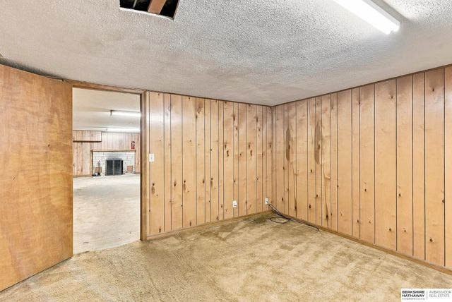 6102 Country Club Road, Omaha, NE 68152