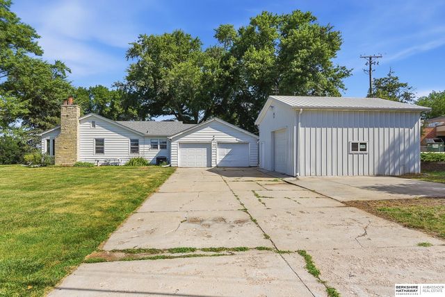 6102 Country Club Road, Omaha, NE 68152