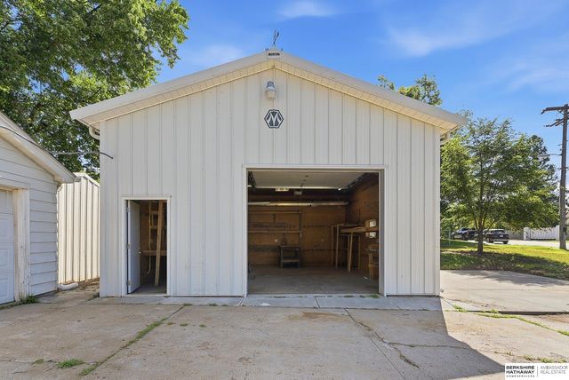 6102 Country Club Road, Omaha, NE 68152