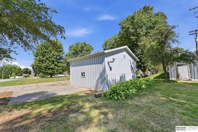 6102 Country Club Road, Omaha, NE 68152