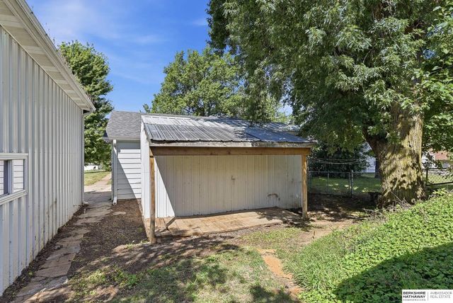 6102 Country Club Road, Omaha, NE 68152