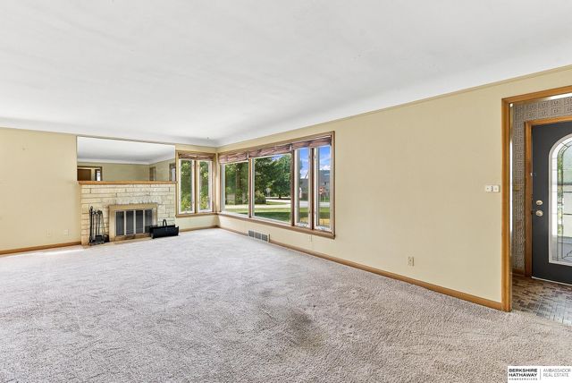 6102 Country Club Road, Omaha, NE 68152