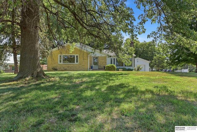 6102 Country Club Road, Omaha, NE 68152