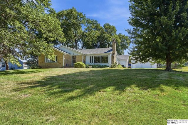 6102 Country Club Road, Omaha, NE 68152