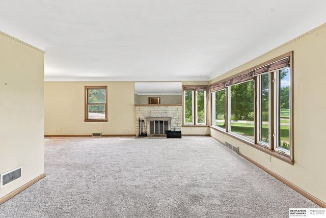6102 Country Club Road, Omaha, NE 68152