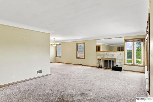 6102 Country Club Road, Omaha, NE 68152