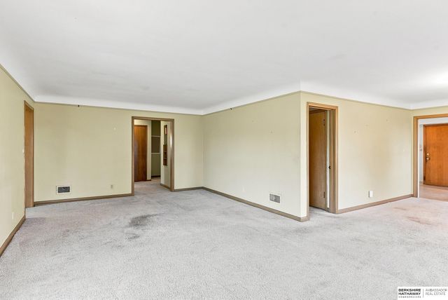 6102 Country Club Road, Omaha, NE 68152