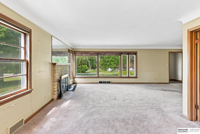 6102 Country Club Road, Omaha, NE 68152