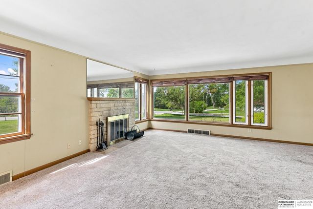 6102 Country Club Road, Omaha, NE 68152