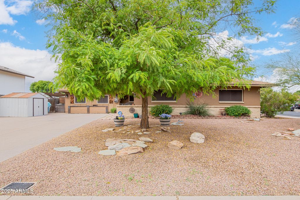 Image 10 of property listing at 4804 S ELM Street, Tempe, AZ 85282