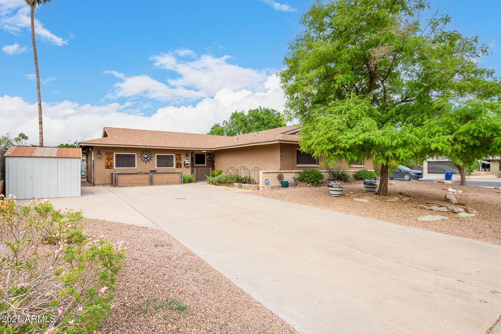Image 4 of property listing at 4804 S ELM Street, Tempe, AZ 85282