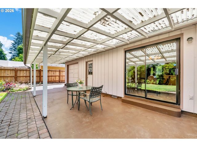 1385 BEEBE Ln, Eugene, OR 97404