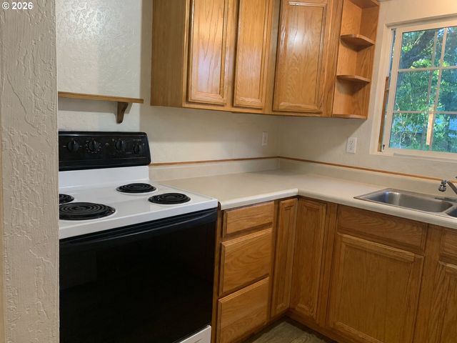 1385 BEEBE Ln, Eugene, OR 97404
