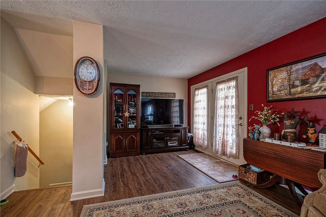 483 Cherryhill Dr, Cecil, PA 15017