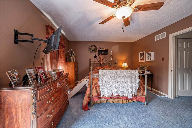 483 Cherryhill Dr, Cecil, PA 15017