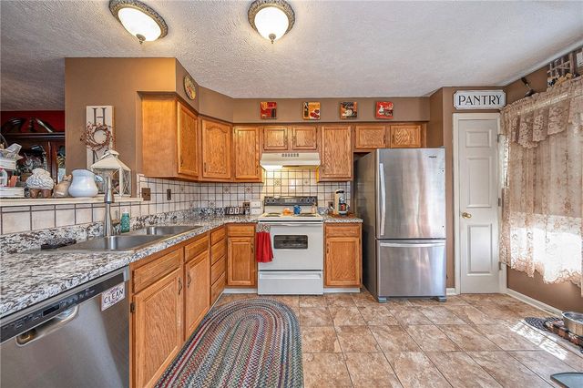 483 Cherryhill Dr, Cecil, PA 15017