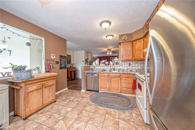 483 Cherryhill Dr, Cecil, PA 15017