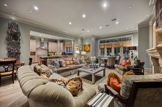 1225 Place Royale Way, Houston, TX 77056