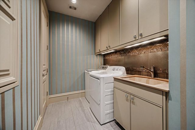 1225 Place Royale Way, Houston, TX 77056